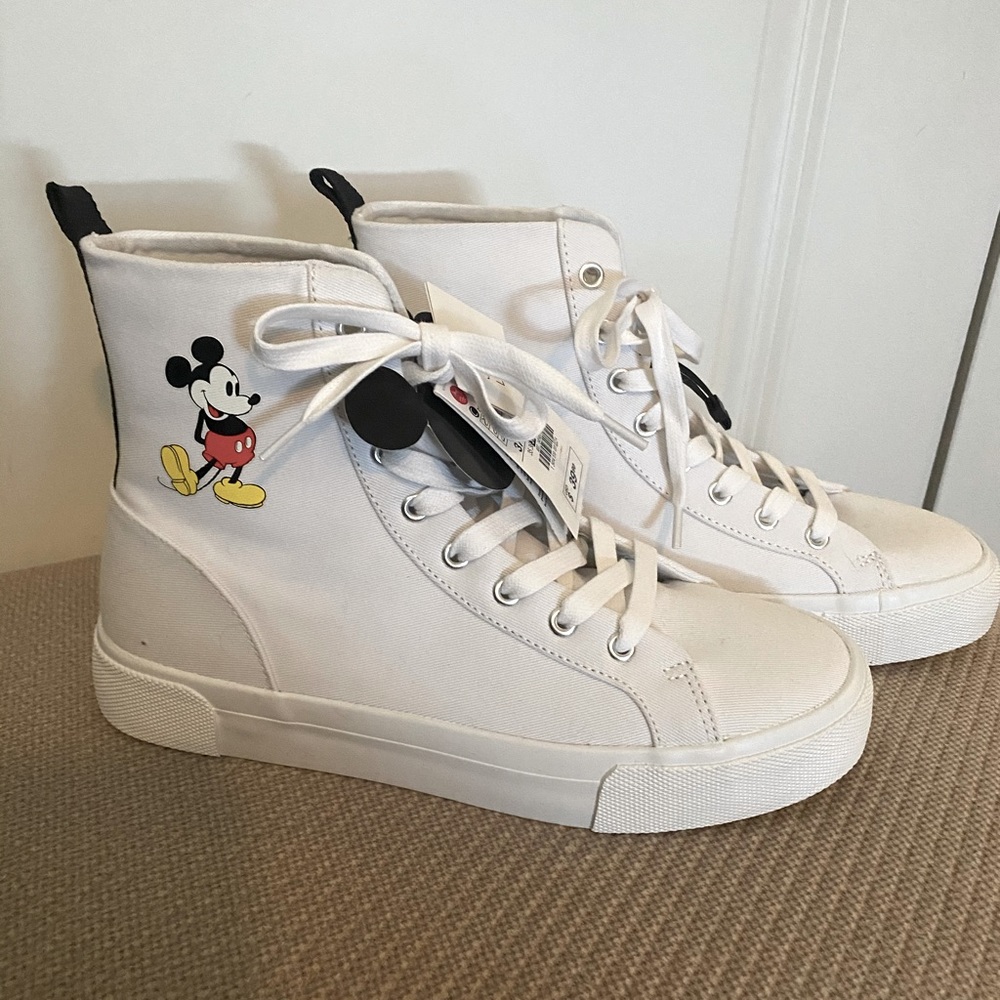 High top Mickey Mouse sneaker